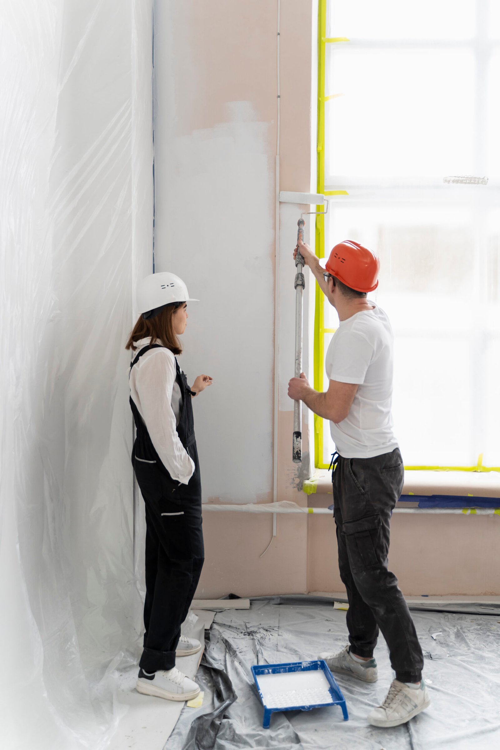 plein-coup-de-personnes-peignant-des-murs